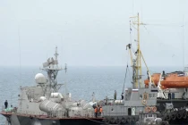Thiếu tàu kéo, 60 chiến hạm Ukraine vẫn còn ở Crimea