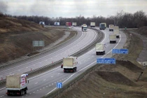 Đoàn xe Nga tiếp tục tiến sang Ukraine