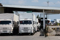"Đoàn xe cứu trợ Nga lấy thiết bị quân sự từ Ukraine"
