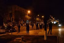 Binh sĩ Ukraine nổ súng vào người biểu tình tại Mariupol