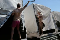 Bắt đầu bốc dỡ hàng cứu trợ Nga ở Lugansk