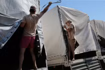 Bắt đầu bốc dỡ hàng cứu trợ Nga ở Lugansk