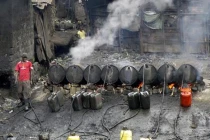 Kinh hoàng cảnh nấu rượu lậu ở Kenya