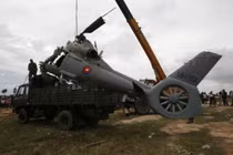 Quá trình trục vớt trực thăng rơi của Campuchia