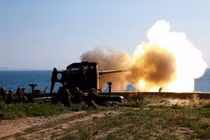 Cận cảnh ông Kim Jong-un chỉ huy bắn pháo