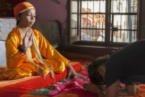 Cậu bé Ấn Độ có đuôi được coi như thánh thần