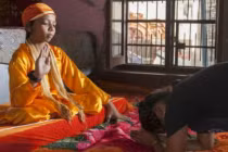 Cậu bé Ấn Độ có đuôi được coi như thánh thần