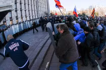 Người biểu tình Ukraine khẩn cầu Nga giúp đỡ