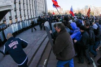 Người biểu tình Ukraine khẩn cầu Nga giúp đỡ