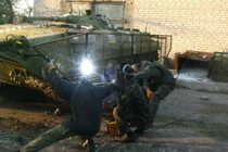 Tình nguyện viên Ukraine “chế” giáp cho xe bọc thép