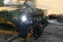 Tình nguyện viên Ukraine “chế” giáp cho xe bọc thép