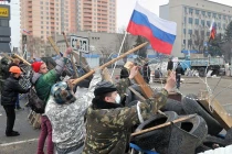 Người dân Lugansk lập rào chặn xe bọc thép QĐ Ukraine