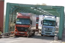 Toàn cảnh đoàn xe cứu trợ Đức tiến vào Ukraine