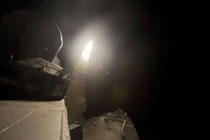 Máy bay, tên lửa Mỹ tới tấp tấn công IS ở Syria