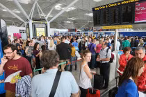 Cận cảnh hành khách khổ sở vì hàng không Pháp đình công