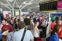 Cận cảnh hành khách khổ sở vì hàng không Pháp đình công