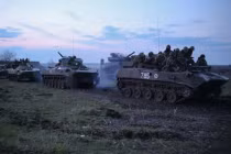 Xe tăng-thiết giáp Ukraine ùn ùn kéo về Sloviansk