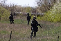 Người biểu tình tấn công sân bay Kramatorsk, có đổ máu