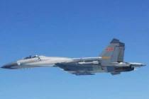 Máy bay chiến đấu Trung Quốc áp sát máy bay Nhật ở Hoa Đông