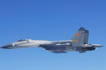 Máy bay chiến đấu Trung Quốc áp sát máy bay Nhật ở Hoa Đông