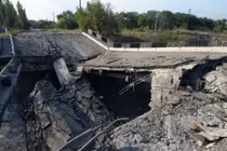 Ukraine không kích Donetsk: Tự vệ phá cầu cản đường