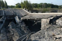 Ukraine không kích Donetsk: Tự vệ phá cầu cản đường