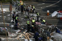 Biểu tình Hồng Kông lại nóng: Cảnh sát dỡ chướng ngại vật