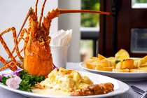 Soi chi tiết thực đơn tiệc cưới xa hoa của Đông Nhi và Ông Cao Thắng