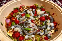 Mối nguy hại sức khỏe tiềm ẩn từ món bạch tuộc sống