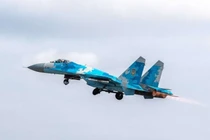 Video: Khoảnh khắc chiến đấu cơ Su-27 bốc cháy, rơi xuống đất khi truy đuổi UAV Geran-2 của Nga