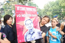 Đội nắng ngồi đợi ngoài nhà tang lễ Đại tướng