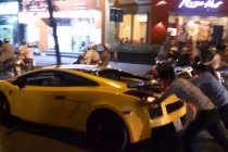 Lamborghini vừa đi vừa đẩy ở TP HCM