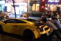 Lamborghini vừa đi vừa đẩy ở TP HCM