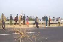 Xe chở Bộ trưởng Xây dựng bị chặn trên đường cao tốc