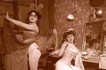  Kinh hoàng tục “hành xác” bó eo của phụ nữ xưa