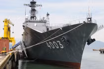 Tàu đổ bộ Nhật chở hải quân Mỹ, Úc, Nhật đến Đà Nẵng