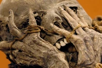 Giật mình những ngôi mộ hình mặt người trên đá cheo leo 