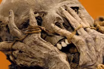 Giật mình những ngôi mộ hình mặt người trên đá cheo leo 