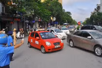 Ảnh nóng: Ngày đầu cấm ô tô Xuân Thủy – Cầu Giấy