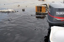 Ngăn 2.000 lít dầu tràn từ tàu cánh ngầm bốc cháy