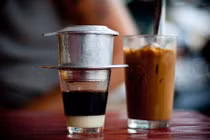 Cà phê sữa đá Sài Gòn được Bloomberg khen hết lời 