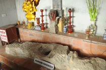 Phiến đá bí ẩn in dấu thiếu phụ đập đầu kêu oan 