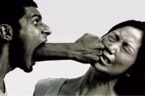 Cuồng ghen, đâm cán chổi vào vùng kín của vợ đến chết