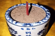 Có nên rút bớt chân hương cho sạch?