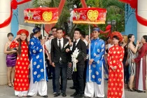 Chính quyền lúng túng, không biết cách xử lý 2 chàng trai cưới nhau