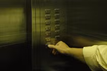 Những vụ kẹt thang máy kinh hồn ở Việt Nam