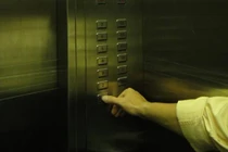 Những vụ kẹt thang máy kinh hồn ở Việt Nam