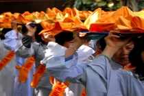 Cùng dường tiền cho tu sĩ Phật giáo?