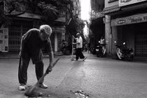 Lý giải thú vị về tục kiêng quét nhà đầu năm