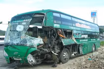 2 ô tô đấu đầu nát bét, 9 người thương vong